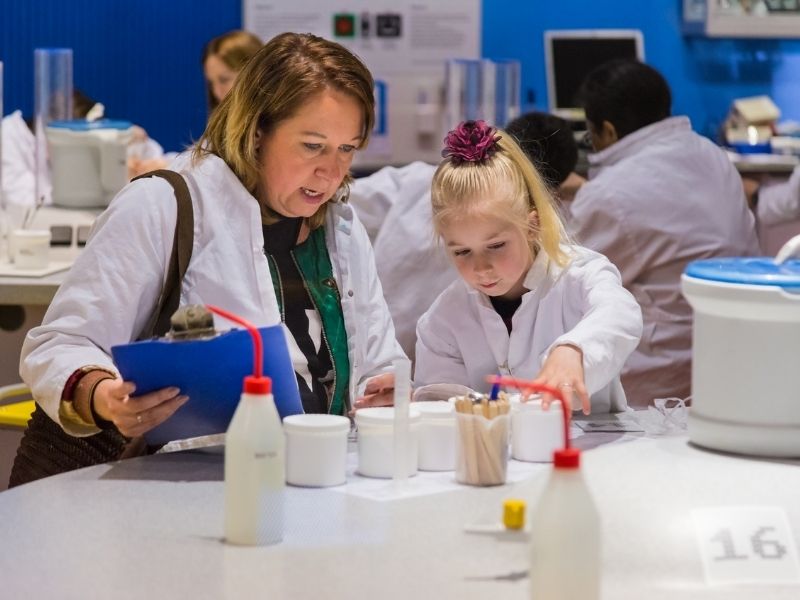 Besucher im Science Museum Amsterdam