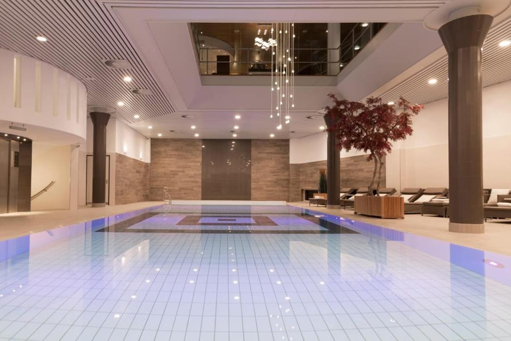 Amsterdam-Hotel-Okura-mit-Innenpool.jpg