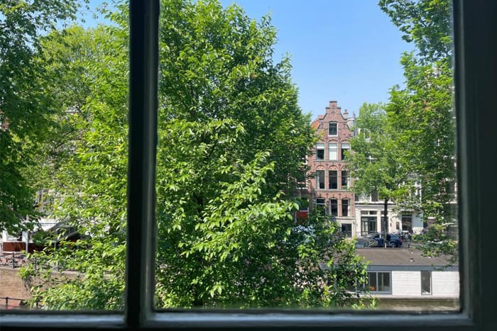 Familienzimmer-Amsterdam-mit-Blick-auf-Grachten