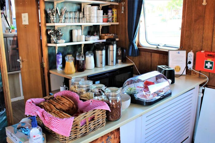 Hausboot-Amsterdam-mit-Frühstück-buchen