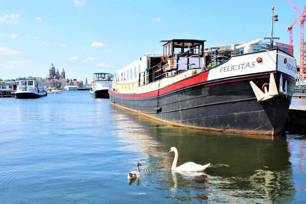 Hausboot-Felicitas-Amsterdam-mieten