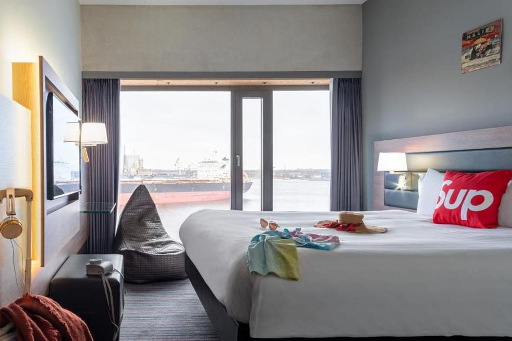 Moxy-Amsterdam-Houthavens-Hotel-mit-Schwimmbad.jpg
