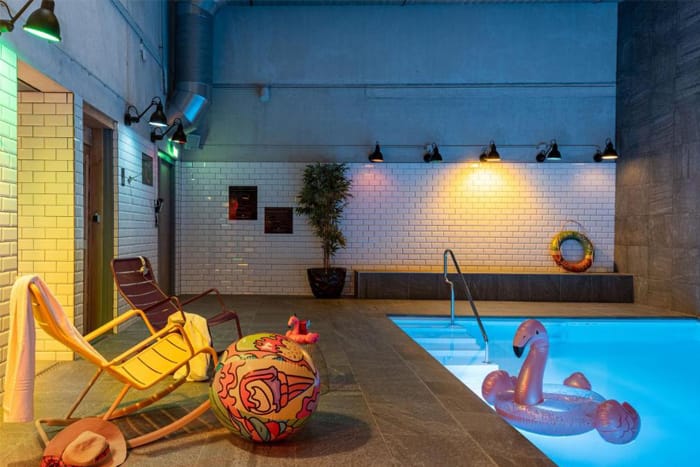 Moxy-Amsterdam-Houthavens-mit-Indoor-Pool