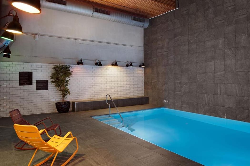 Residence-Inn-by-Marriott-Hotel-Amsterdam-mit-Pool.jpg