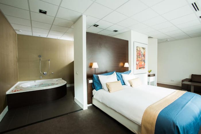Romantisches-Hotel-mit-Whirlpool-im-Zimmer-Amsterdam